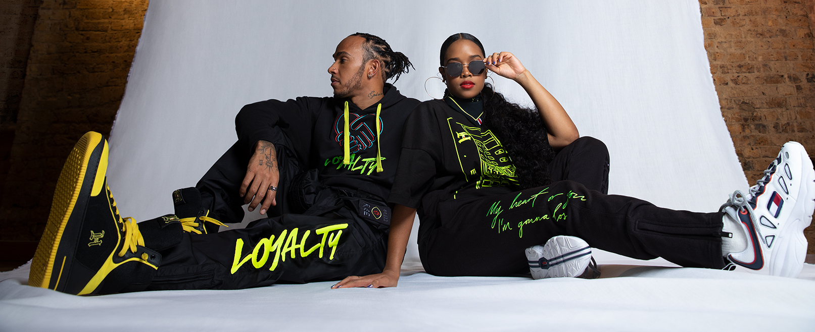 Ο TOMMY HILFIGER ΚΑΙ Ο LEWIS HAMILTON ΕΚΠΛΗΣΣΟΥΝ ΤΟΥΣ FAN ΜΕ ΤΗ ΣΥΝΕΡΓΑΣΙΑ ΤΟΥΣ