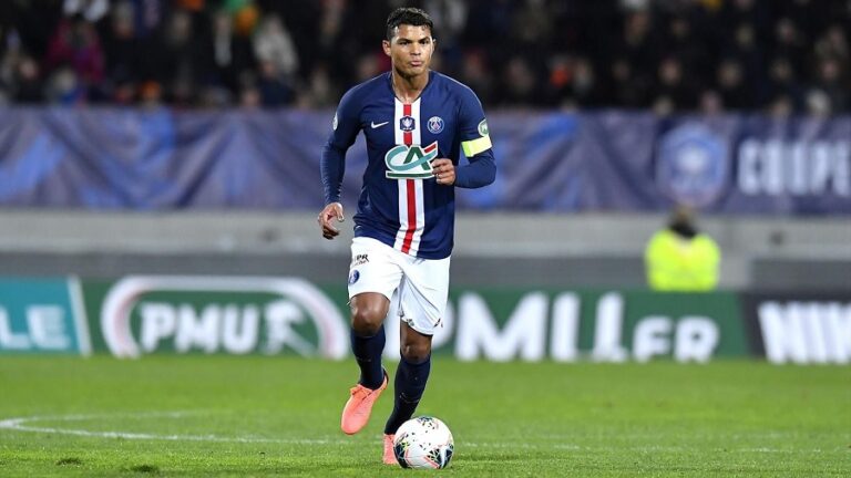 Μειώνει απολαβές ή αποχωρεί από την Παρί ο Τιάγκο Σίλβα