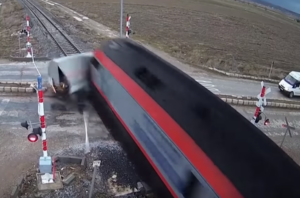 Η τρομακτική στιγμή που αμαξοστοιχία συγκρούεται με φορτηγό (ΒΙΝΤΕΟ)