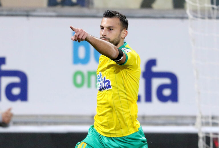 «Ξεμπέρδεψε» με τη βοήθεια… Τρισκόφσκι και βλέπει κύπελλο