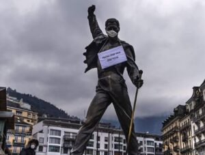 O "Freddie Mercury" γίνεται viral φορώντας μάσκα για τον κορωνοϊό (ΦΩΤΟ)