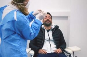 Ο Σάκης Τανιμανίδης μας έδειξε πως γίνεται το…τεστ για τον κορωνοϊό(ΦΩΤΟ)