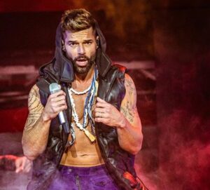 Ο Ρίκι Μάρτι βρίσκεται σε "καραντίνα" και κάνει τα μαλλιά του…ροζ (ΒΙΝΤΕΟ)