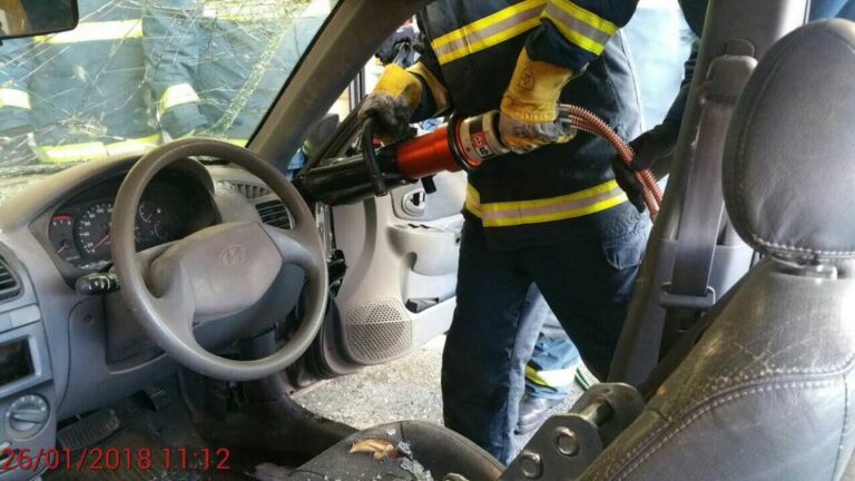 "Θέρισε" κυπαρίσσια στην άκρη του δρόμου και το όχημα του τυλίχθηκε στις φλόγες