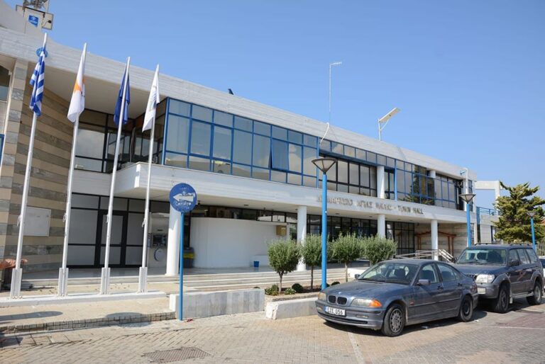 Κλείνουν παραλίες, παιδότοποι και parking στον Δήμο Αγίας Νάπας