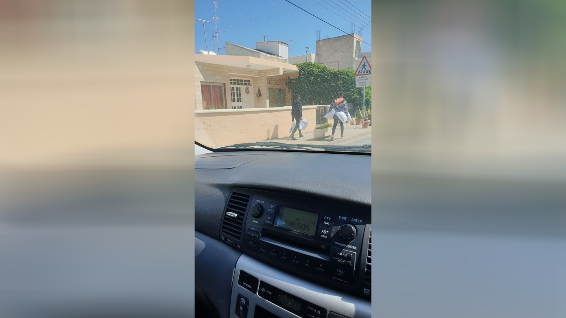 Δεν καταλαβαίνουν από κορωνοιό! Πόρτα-πόρτα για να πουλήσουν μαξιλάρια (ΦΩΤΟ)