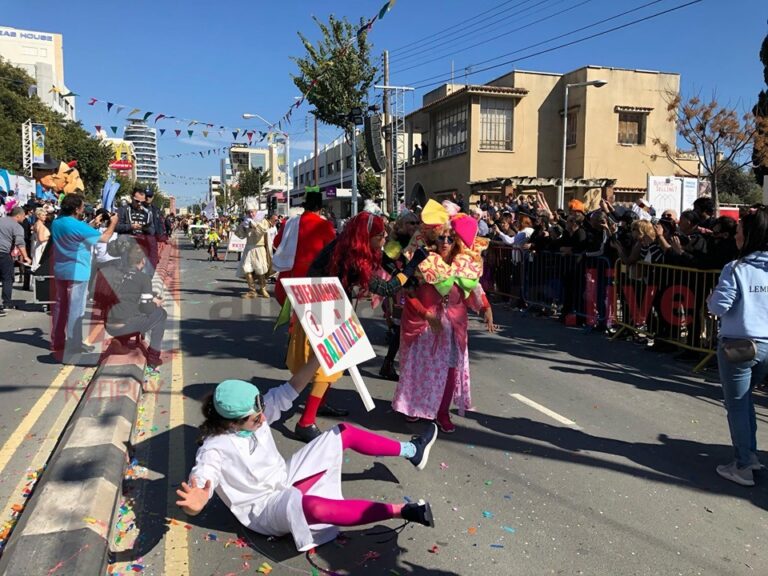 Στους δρόμους οι Λεμεσιανοί για το καθιερωμένο καρναβάλι της πόλης (ΒΙΝΤΕΟ&ΦΩΤΟ)