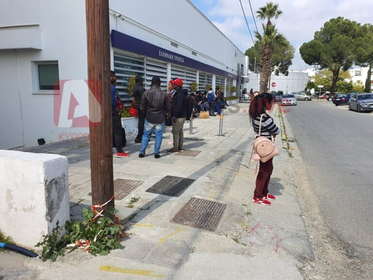 Από "τρύπα" στη Νεκρή Ζώνη πέρασαν δεκάδες μετανάστες που ζητούν πολιτικό άσυλο