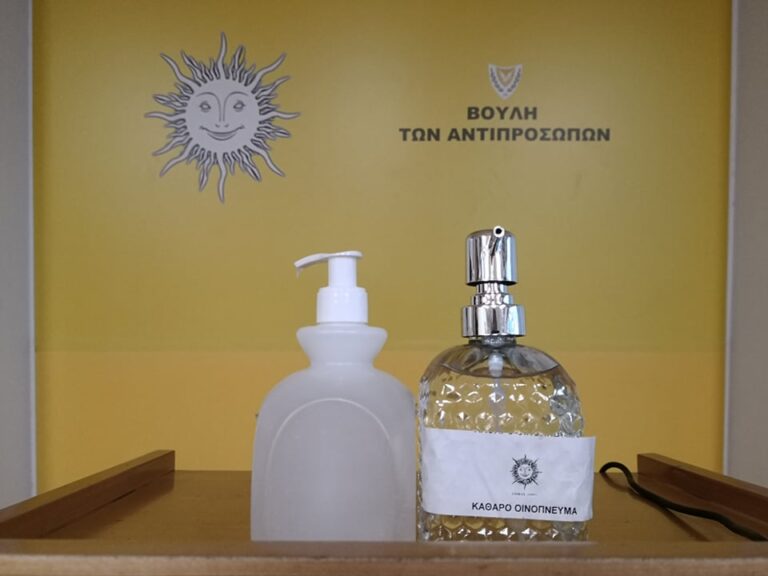 Άδεια έδρανα και τραπέζια στη Βουλή λόγω κορωνοϊού (ΒΙΝΤΕΟ)