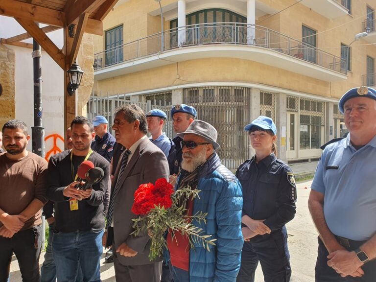 Κόκκινα γαρύφαλλα στα "πόδια" της ΟΥΝΦΙΚΥΠ από Τ/κ δασκάλους (ΒΙΝΤΕΟ&ΦΩΤΟ)