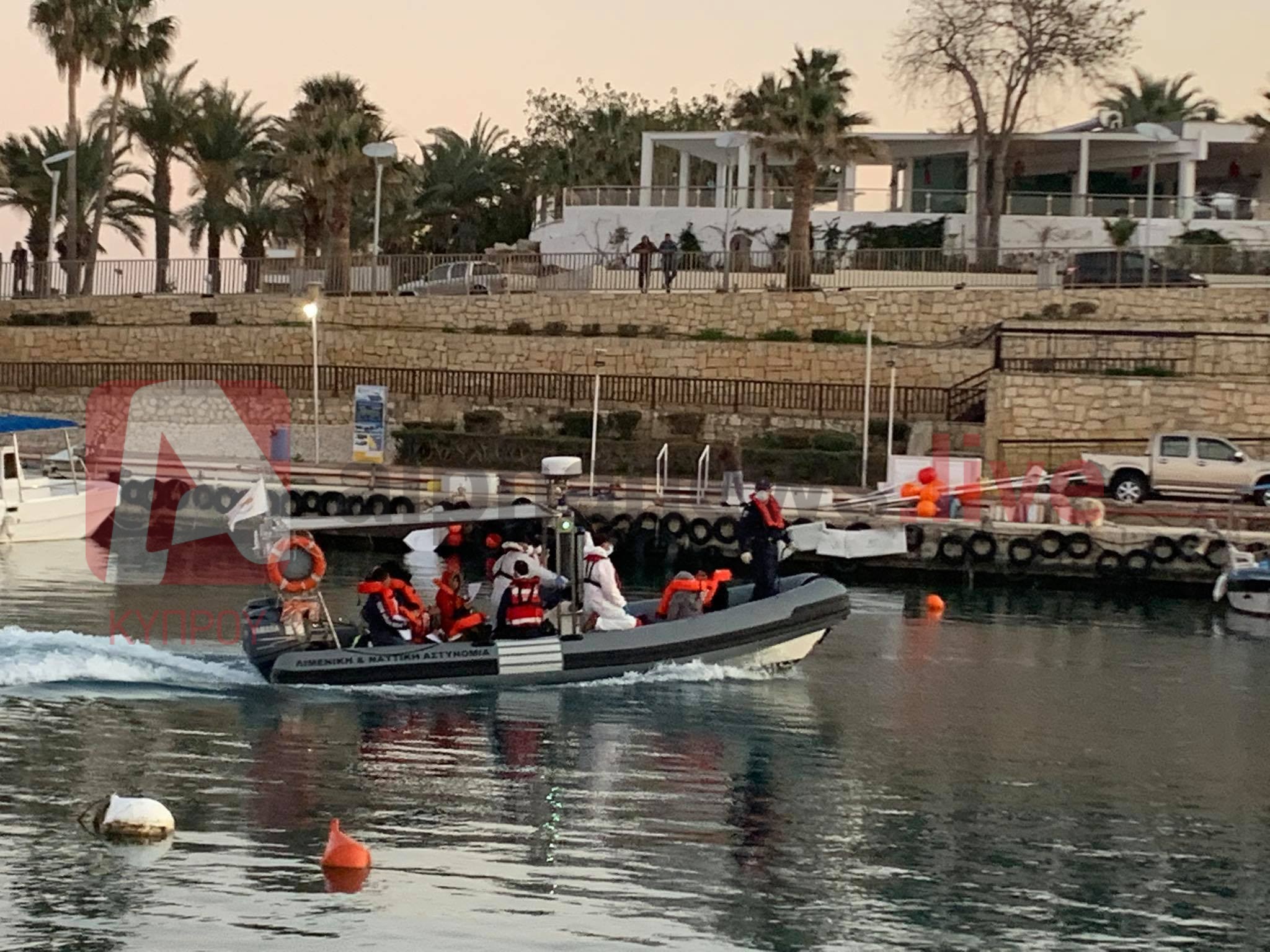 Γυναίκες και παιδιά στην ψαρόβαρκα που απέπλευσε από τη Μερσίνα (ΒΙΝΤΕΟ&ΦΩΤΟ)