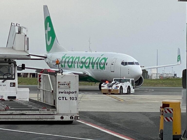 Καθηλωμένο το αεροσκάφος μετά τον συναγερμό για ύποπτο κρούσμα (ΒΙΝΤΕΟ)