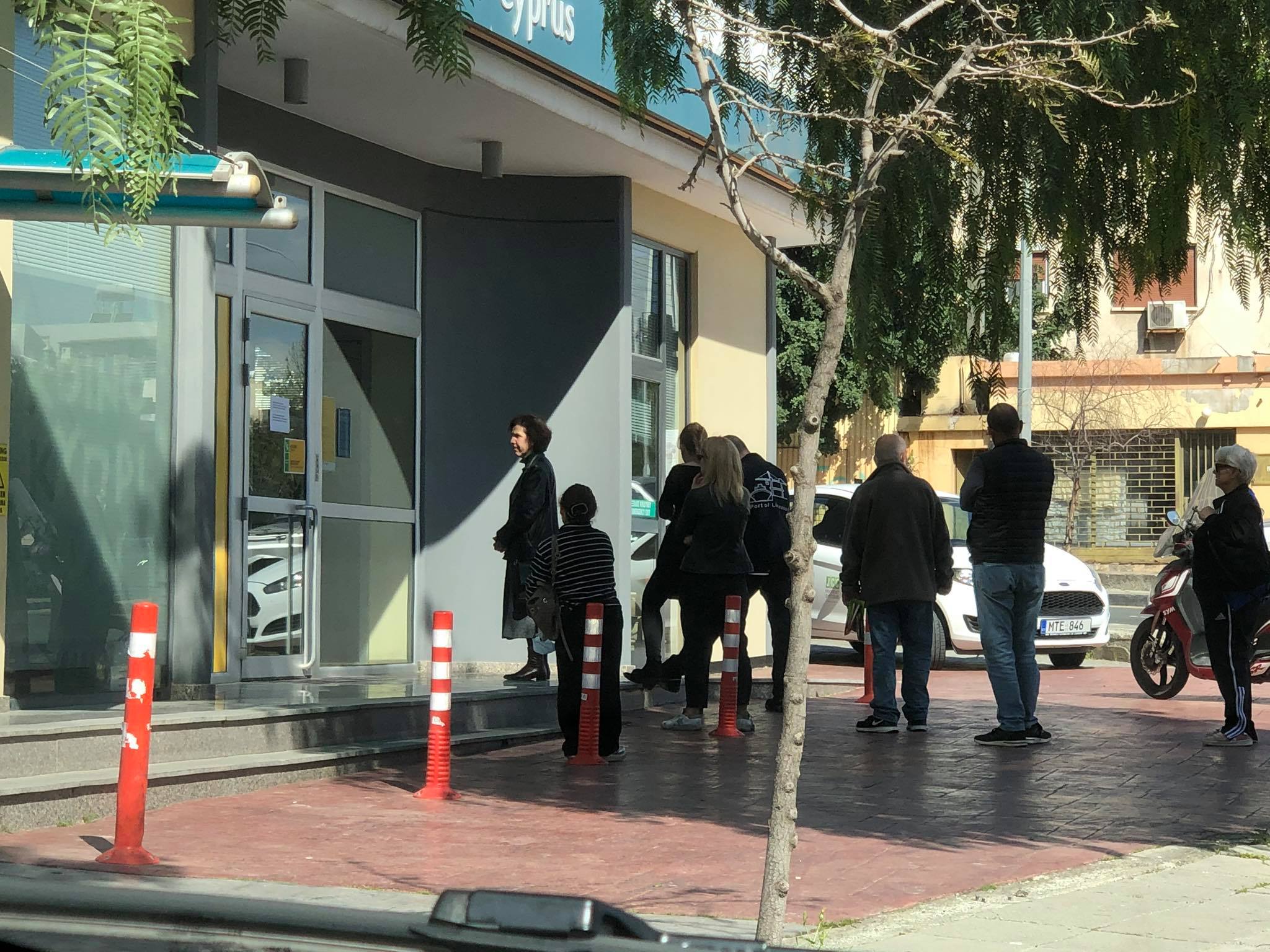 "Μην συνωστίζεστε έξω από υπεραγορές, φαρμακεία και φούρνους"