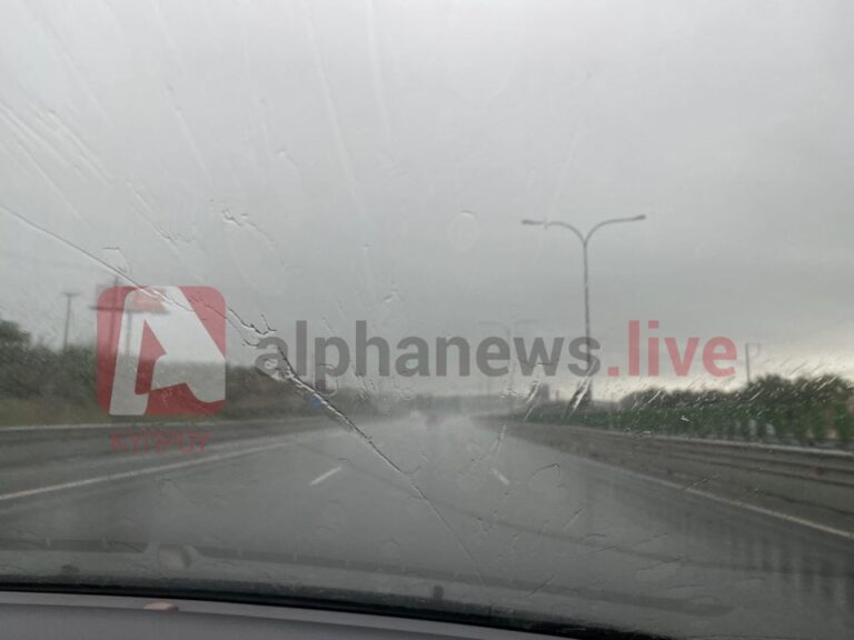 Περιορισμένη ορατότητα στον αυτοκινητόδρομο λόγω καταρρακτωδών βροχών (ΒΙΝΤΕΟ)