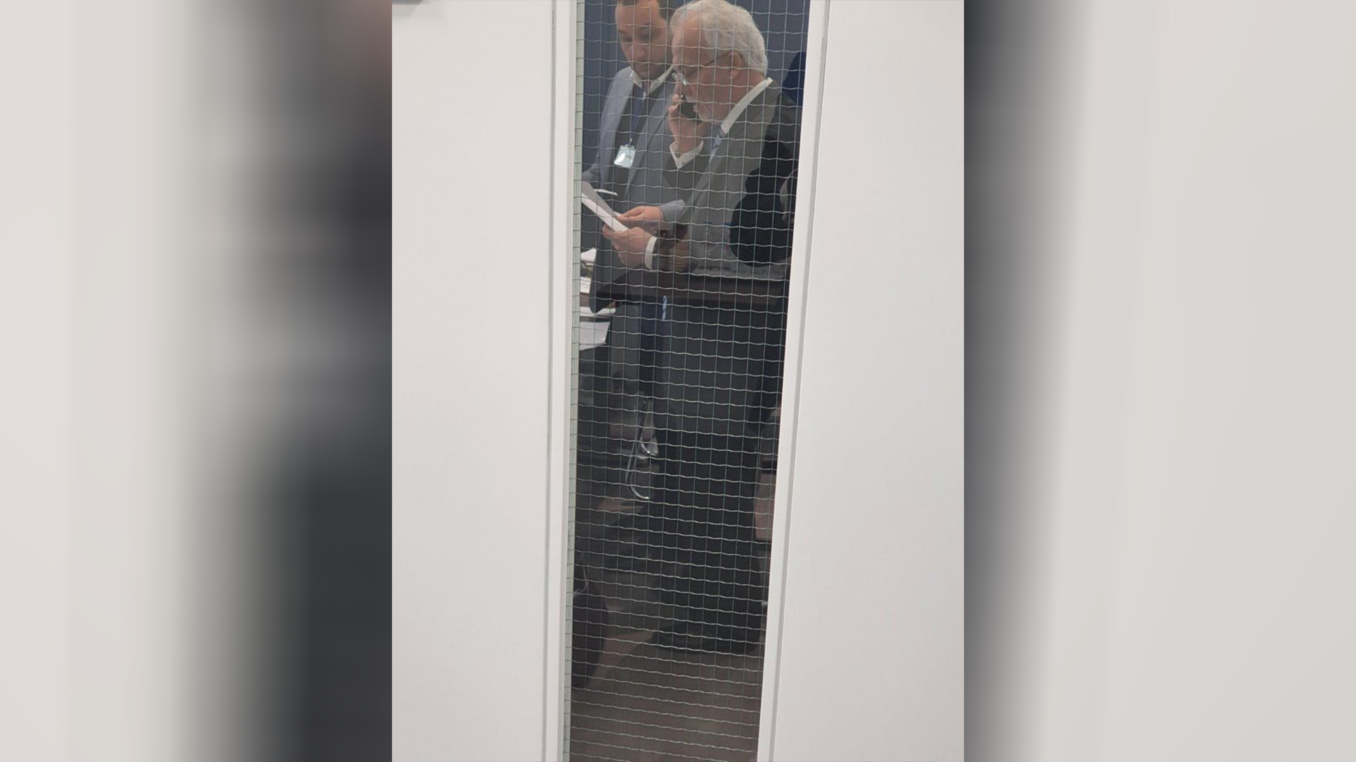 Ελέγχουν πτήσεις, εξετάζουν έγγραφα, απαγορεύουν είσοδο ή στέλνουν σε καραντίνα