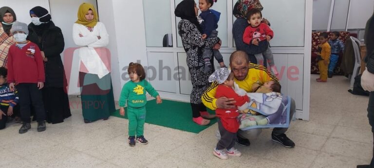 ΦΩΤΟ: Εξετάζονται για κορωνοϊό οι 175 μετανάστες που κατέπλευσαν στα κατεχόμενα