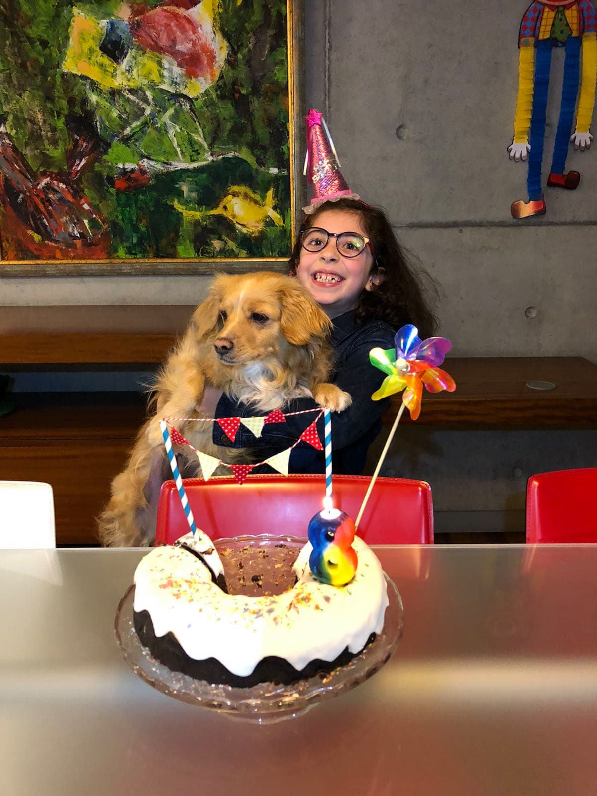 Η Λητώ έσβησε μόνη τα κεράκια για να προστατεύσει τον παππού και τη γιαγιά (VID)