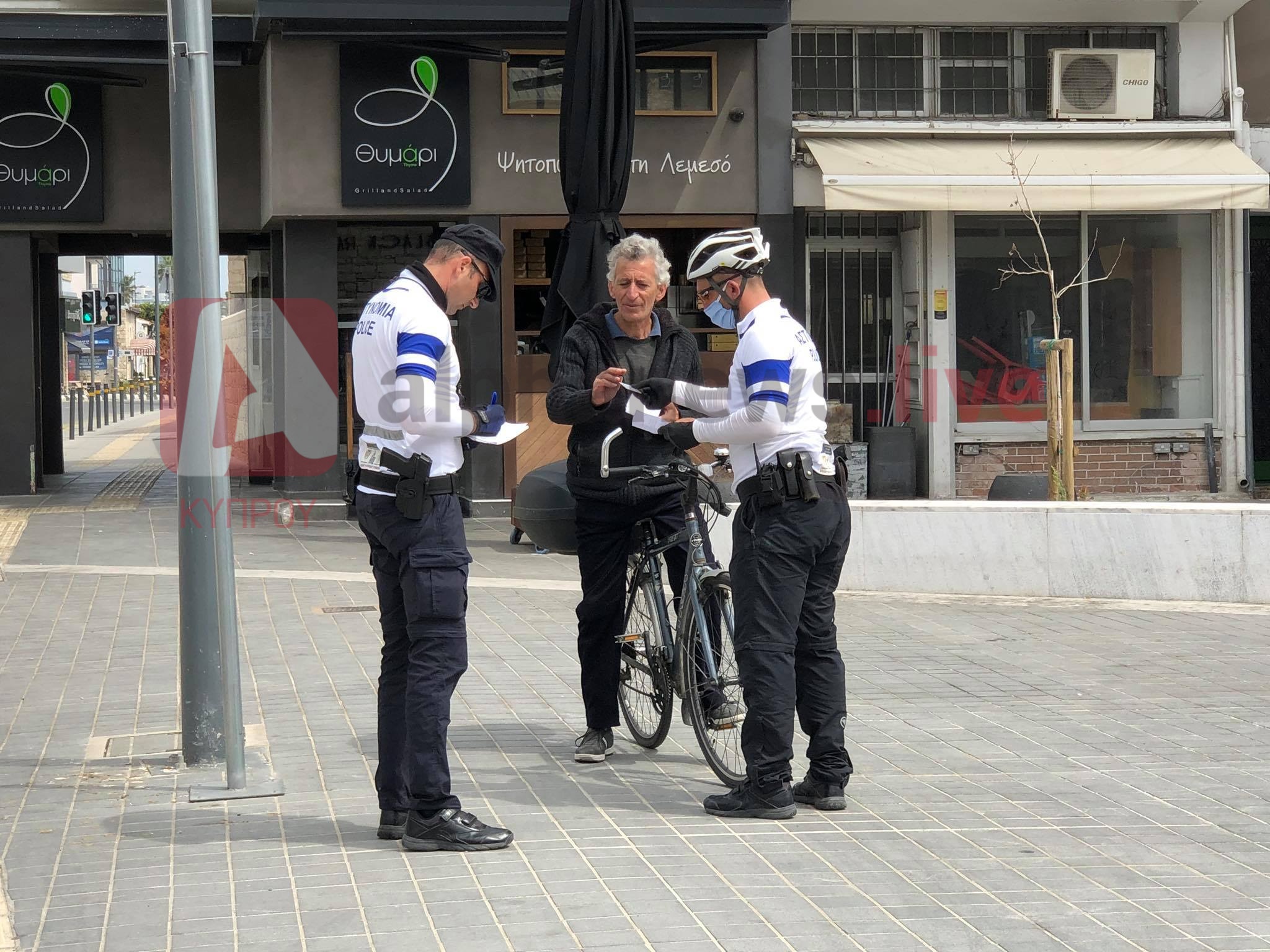 Επι ποδός μέλη της Ποδηλατικής Αστυνομίας για την απαγόρευση κυκλοφορίας (VID)