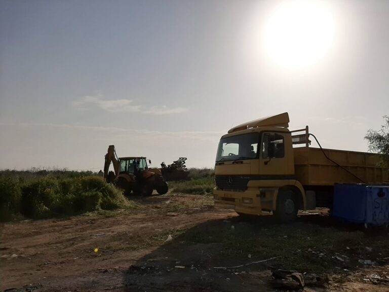 Εκσκαφείς και φορτηγά για "ξήλωμα" λαμπρατζιών σε πολλές περιοχές (ΒΙΝΤΕΟ&ΦΩΤΟ)