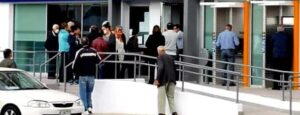 Ουρές πολιτών έξω από υποκαταστήματα τραπεζών για μισθούς και συντάξεις (ΦΩΤΟ)