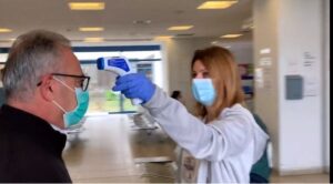 "Είμαστε σε πόλεμο, αλλά στο μέτωπο είναι γιατροί και νοσηλευτές" (ΒΙΝΤΕΟ)