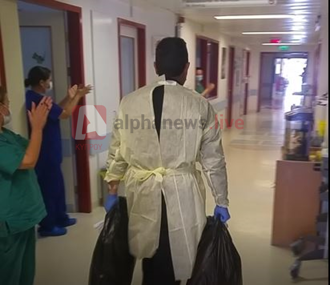 Με χειροκροτήματα αποχαιρετούν ασθενή με κορωνοϊό από το ΓΝ Αμμοχώστου (ΒΙΝΤΕΟ)