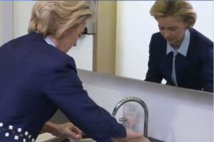 Δέχθηκε την πρόκληση και πλένει τα χέρια της μουρμουρίζοντας την "Ωδή στη χαρά"