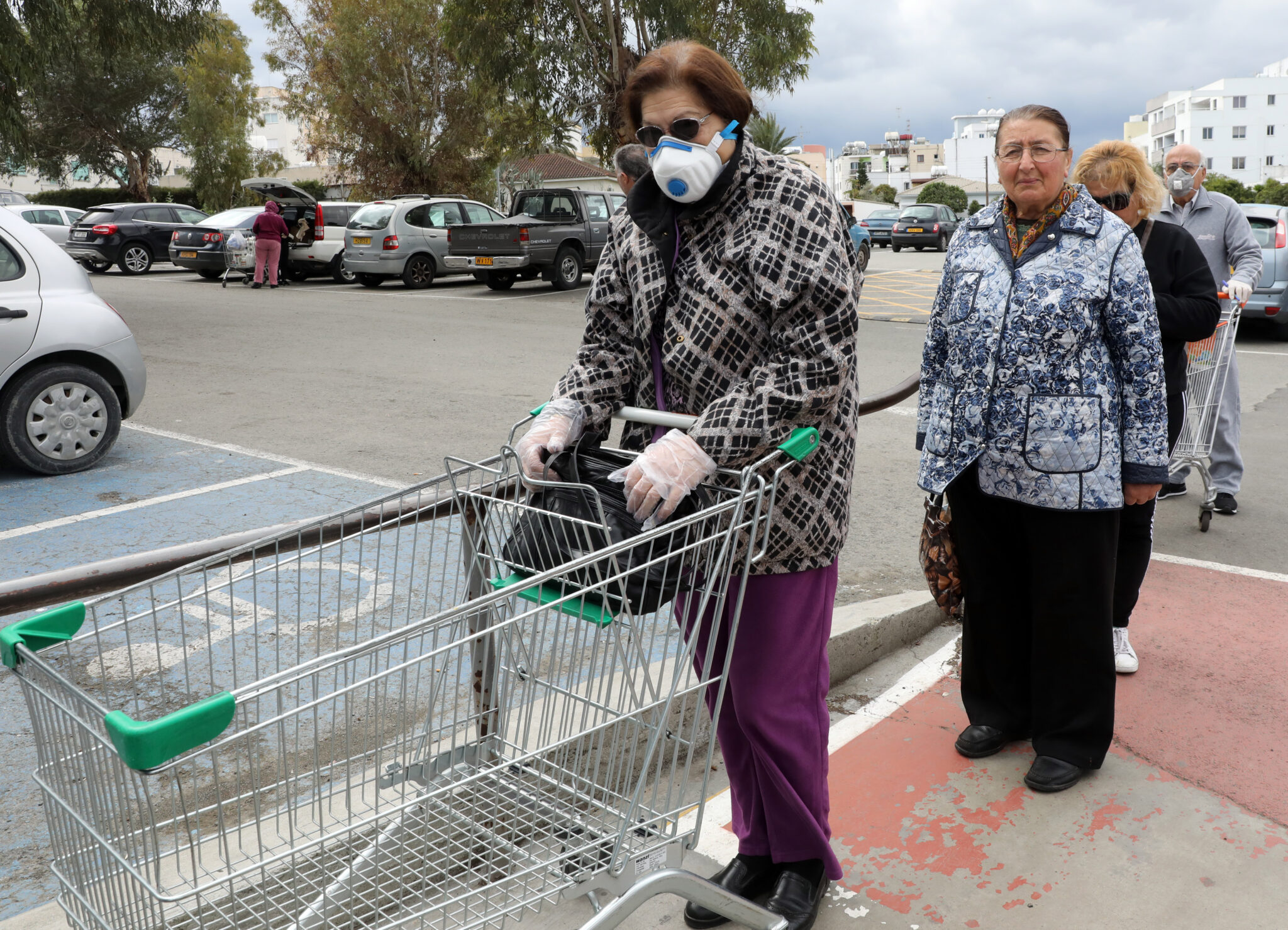 Ειδικό ωράριο μόνο για τις ευπαθείς ομάδες σε φαρμακεία και υπεραγορές (ΒΙΝΤΕΟ)