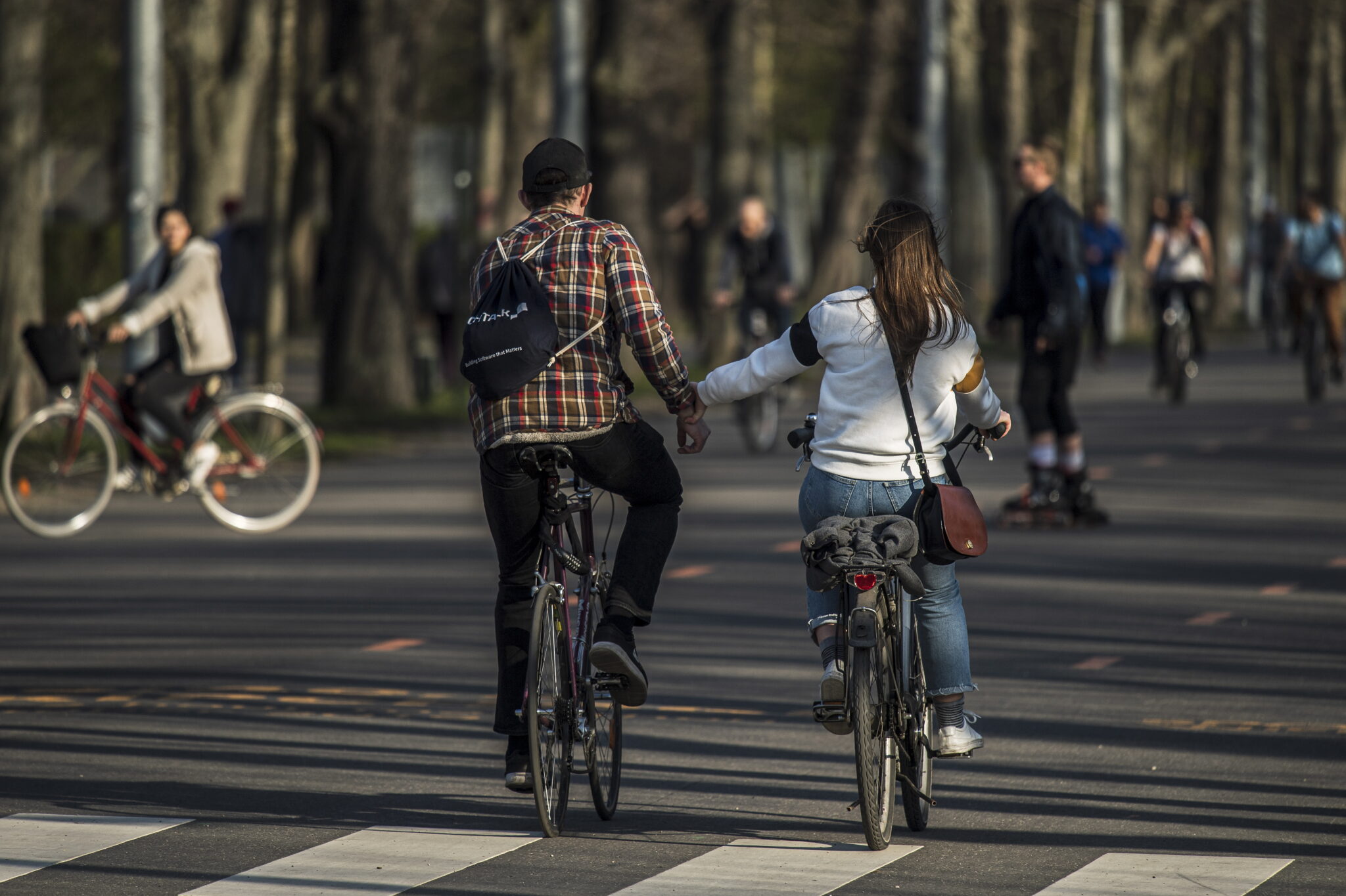 Συγκλονίζουν οι ιστορίες νεαρών θυμάτων του κορωνοϊού (ΒΙΝΤΕΟ)