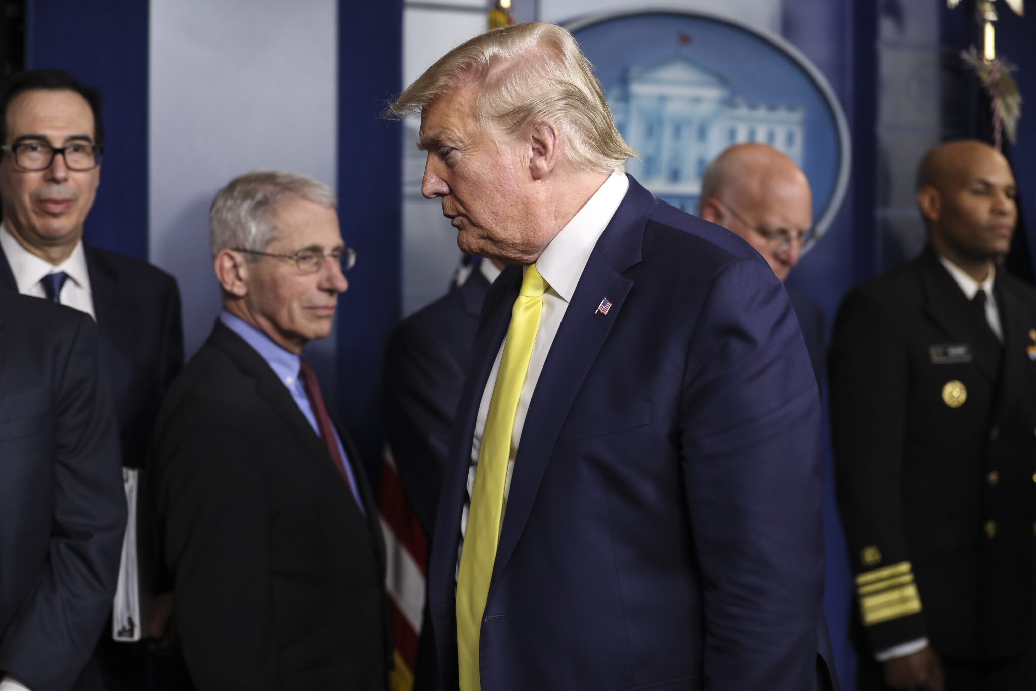 Στο "μικροσκόπιο" ο Τράμπ που είχε επαφές με δύο ύποπτα κρούσματα κορωνοϊού