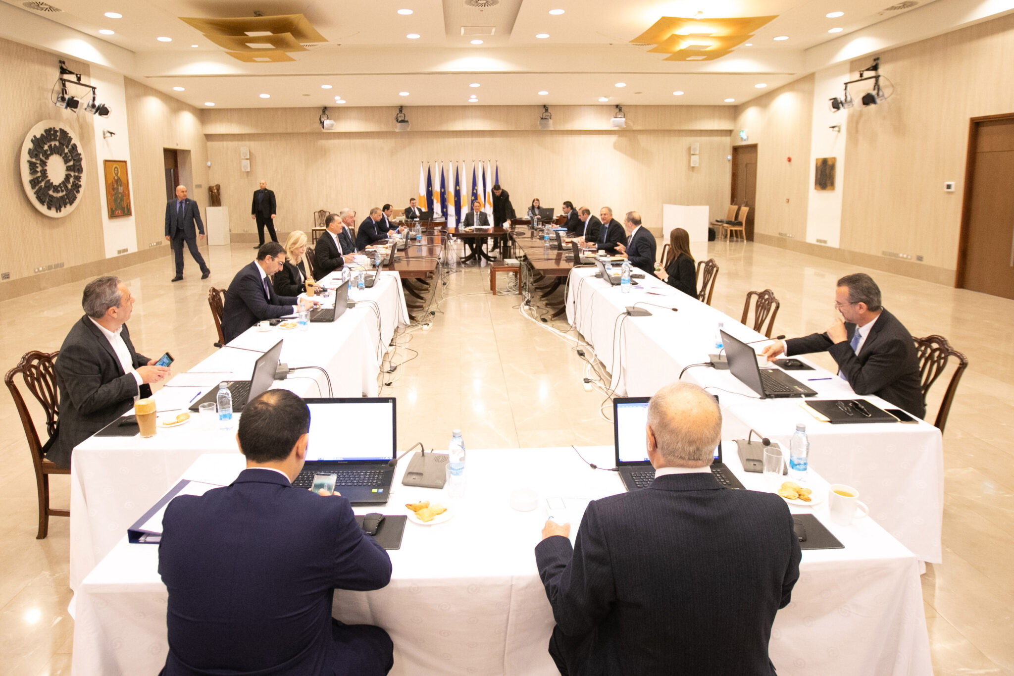 Μέτρα στήριξης: Η Κυβέρνηση ζητεί μείωση της τιμής του ηλεκτρικού ρεύματος