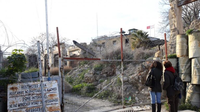 Τα "κρυφά" μονοπάτια των διακινητών στη Νεκρή Ζώνη (ΒΙΝΤΕΟ)