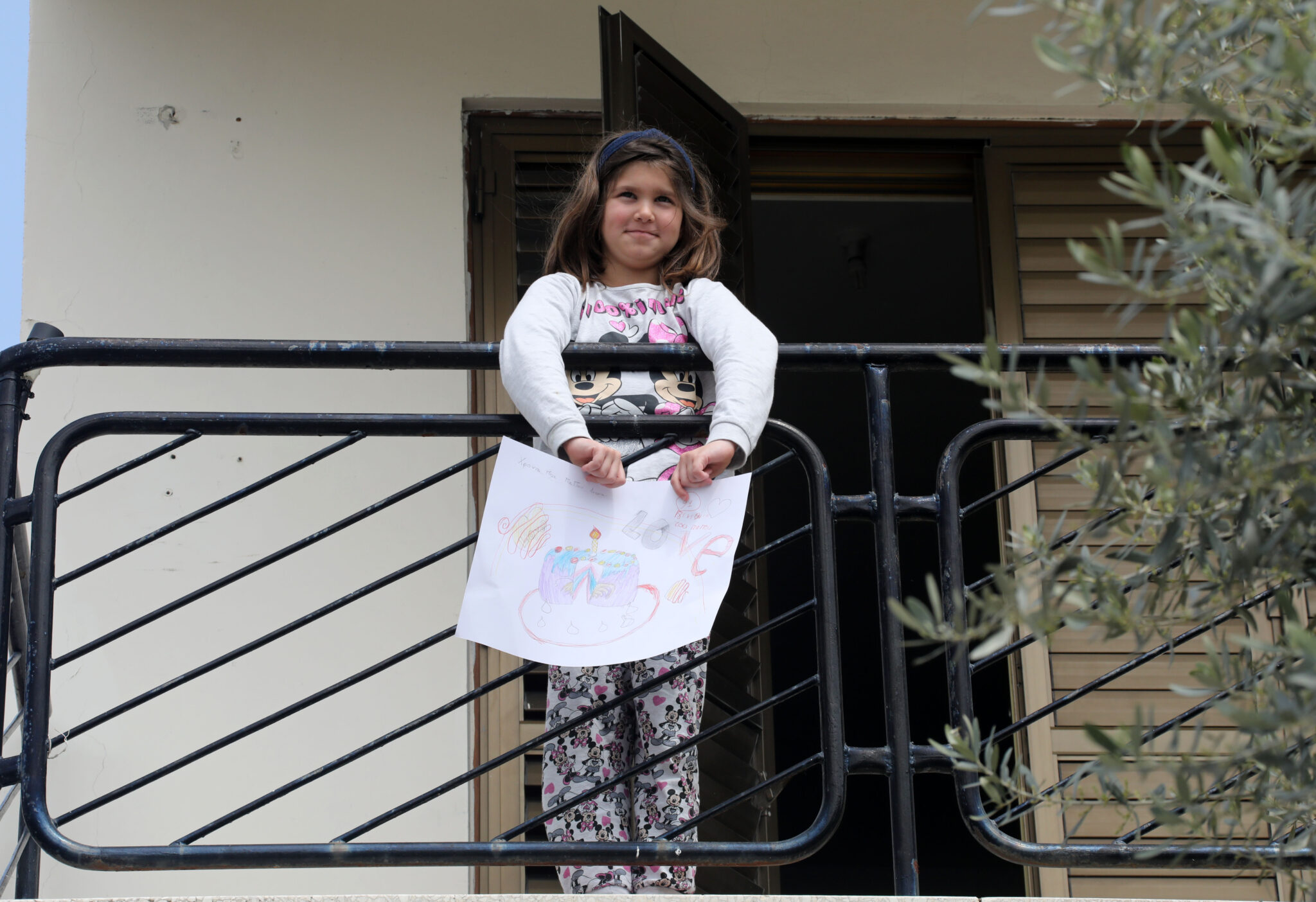 Βγήκαν στα μπαλκόνια και είπαν "ευχαριστώ με ένα χειροκρότημα" (ΒΙΝΤΕΟ)