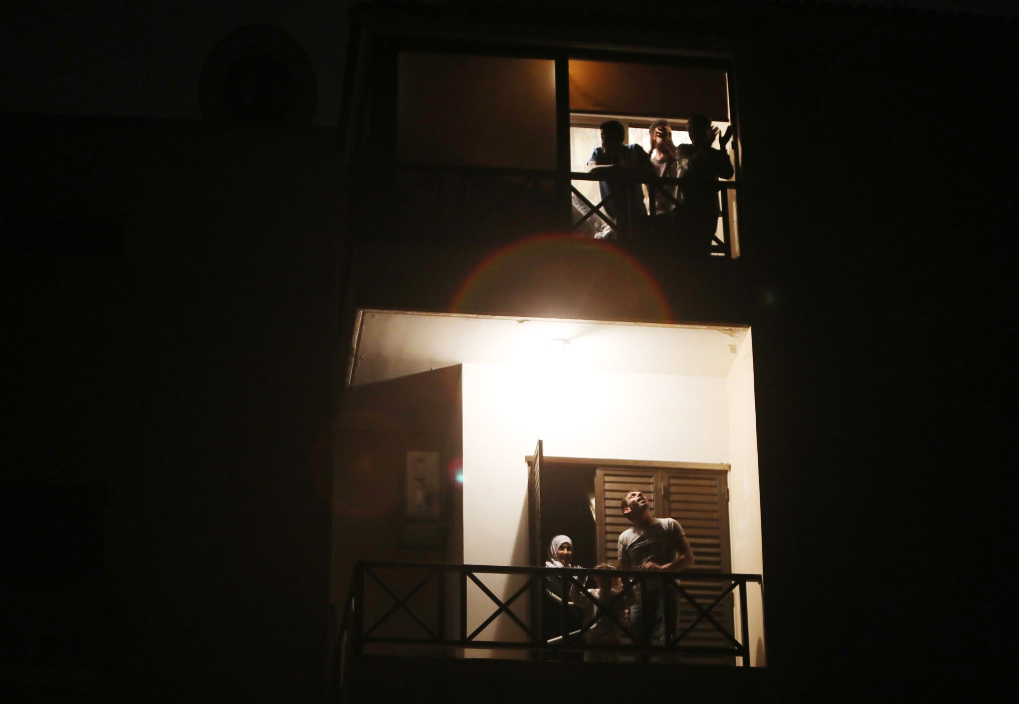 Σβήνουμε τα φώτα και χειροκροτούμε τους ανθρώπους της πρώτης γραμμής