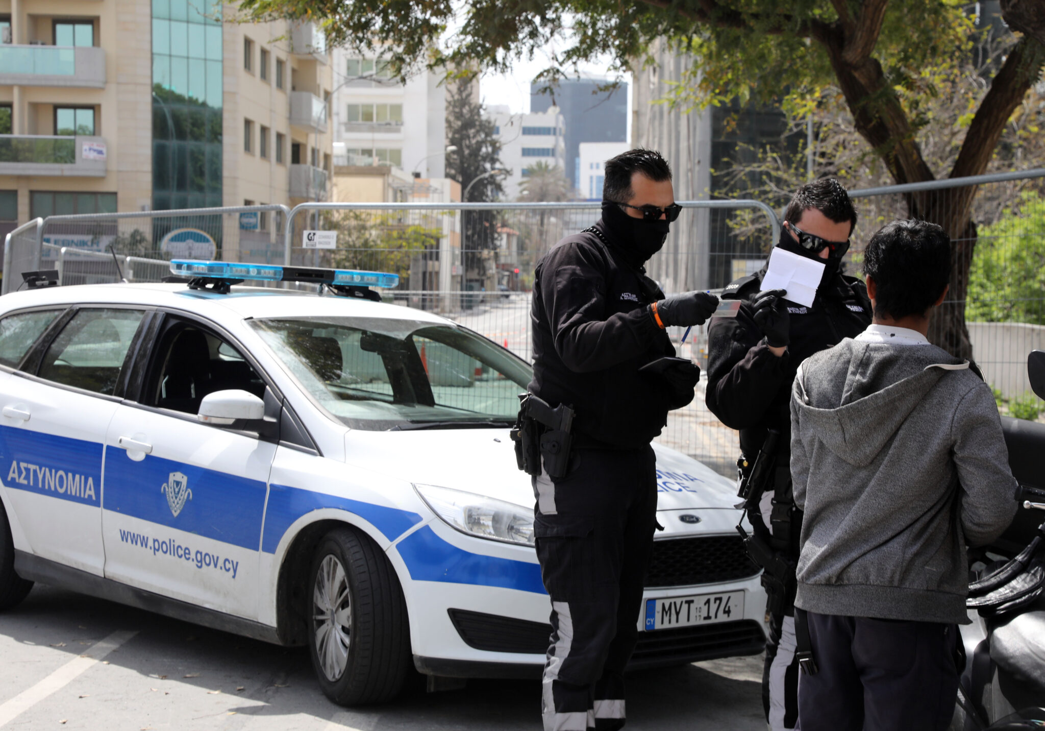 Έφτυσε στα μούτρα τους αστυνομικούς που τον ανέκοψαν για έλεγχο στον Άγιο Τύχωνα