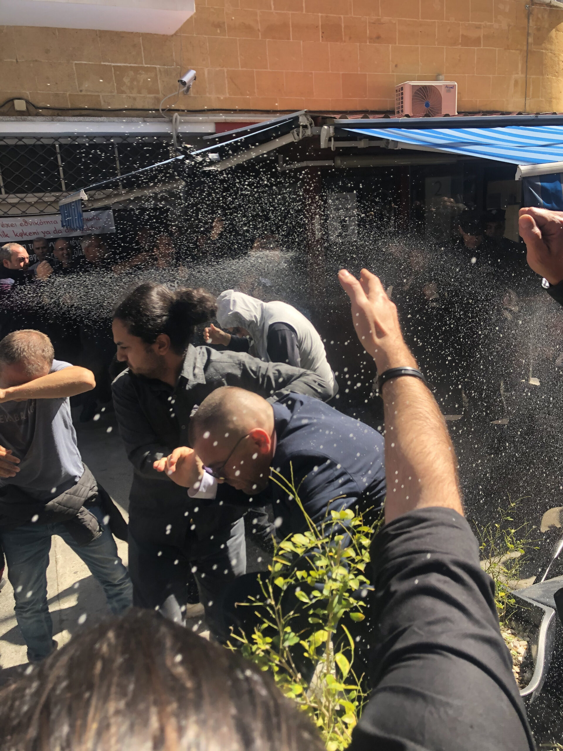 Ένταση και επεισόδια ανάμεσα σε αστυνομικούς και Τουρκοκύπριους (ΒΙΝΤΕΟ)