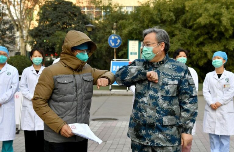 Ο κορωνοϊός άλλαξε τον τρόπο χαιρετισμού σε πολλές χώρες του πλανήτη (ΒΙΝΤΕΟ)