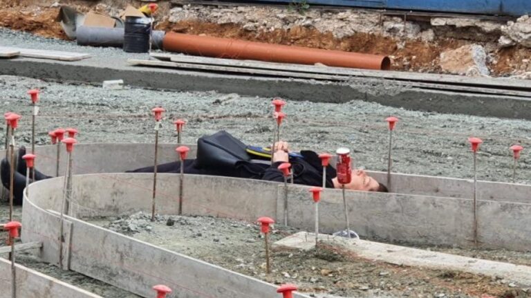 Γυναίκα ξάπλωσε ανάμεσα στα καλούπια για να σταματήσει οδικά έργα (ΒΙΝΤΕΟ&ΦΩΤΟ)