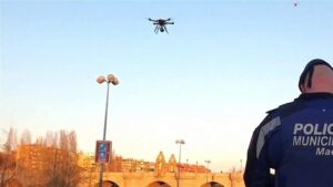 Ακόμη και με drones καλούν τους πολίτες να κλειστούν στα σπίτια τους (ΒΙΝΤΕΟ)