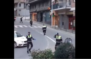 Το βίντεο με τους αστυνομικούς που "λύγισε" το διαδίκτυο (ΒΙΝΤΕΟ)