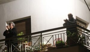 Βγήκαν στα μπαλκόνια και χειροκρότησαν νοσηλευτές και γιατρούς (ΒΙΝΤΕΟ)