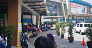 Ένοπλος κρατάει σε κατάσταση ομηρίας 30 άτομα σε εμπορικό κέντρο στη Μανίλα