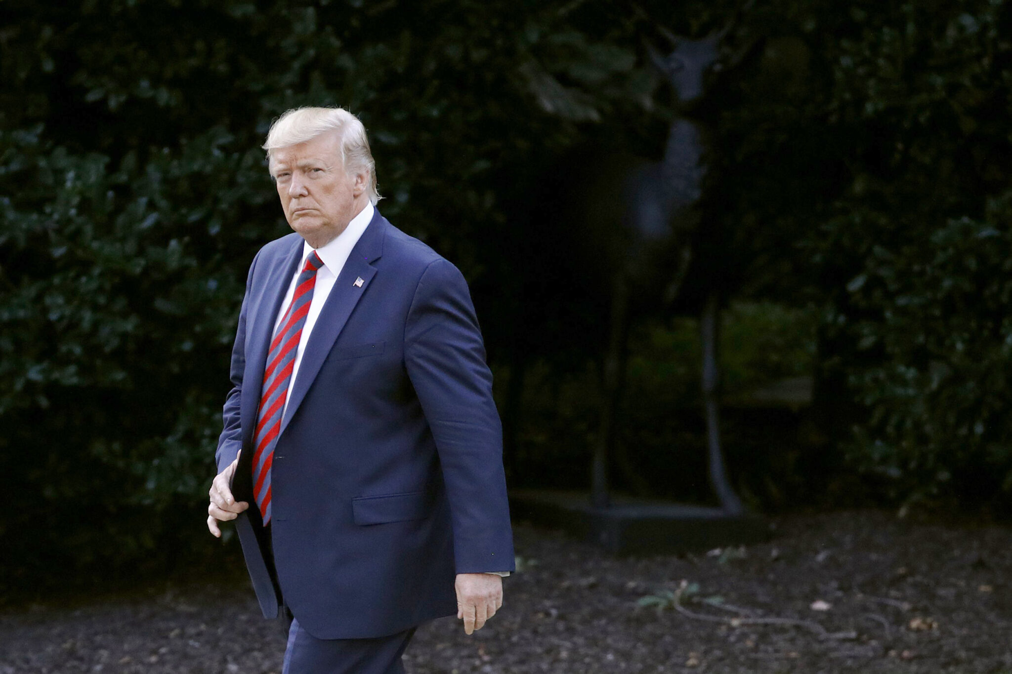 Οκτώ δισεκατομμύρια δολάρια ενέκρινε ο Τραμπ για τον κορωνοϊό