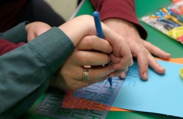 Συνέλαβαν μητέρα δύο ανάπηρων παιδιών επειδή βρισκόταν στο σχολείο τους