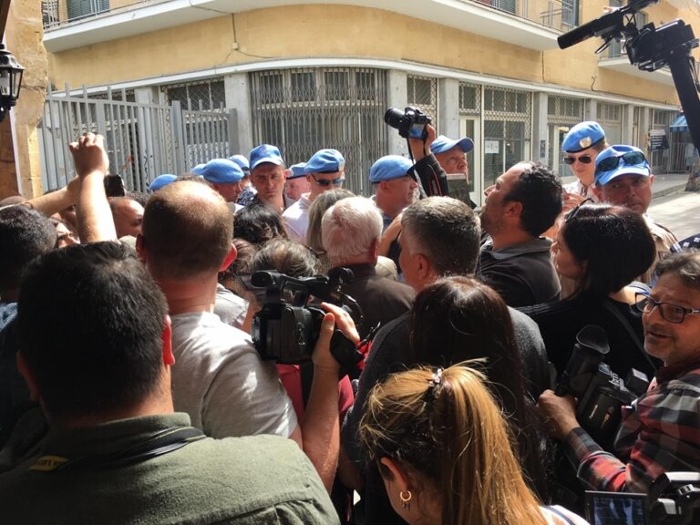 ΒΙΝΤΕΟ: Η στιγμή που Τ/κ επιχείρησαν να "σπάσουν" τον κλοιό της ΟΥΝΦΙΚΥΠ