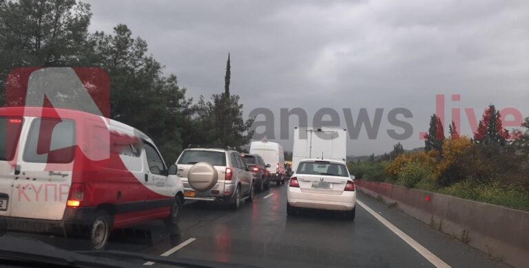 Σημειωτόν τα αυτοκίνητα λόγω τροχαίου στον αυτ/δρομο Λάρνακας-Λευκωσίας (ΦΩΤΟ)
