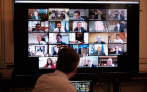 Ο Μητσοτάκης ζητά από βουλευτές της ΝΔ να καταθέσουν το μισό μισθό τους