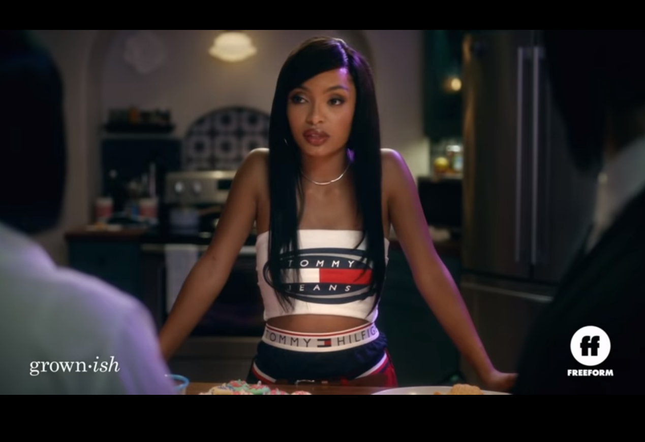 Η YARA SHAHIDI ΦΟΡΕΣΕ TOMMY HILFIGER ΣΕ ΕΠΕΙΣΟΔΙΟ ΤΟΥ “GROWN-ISH”