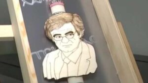 Σε άλλα νέα, η Πασχαλινή λαμπάδα "Τσιόρδας" σαρώνει στην Ελλάδα (ΦΩΤΟ)