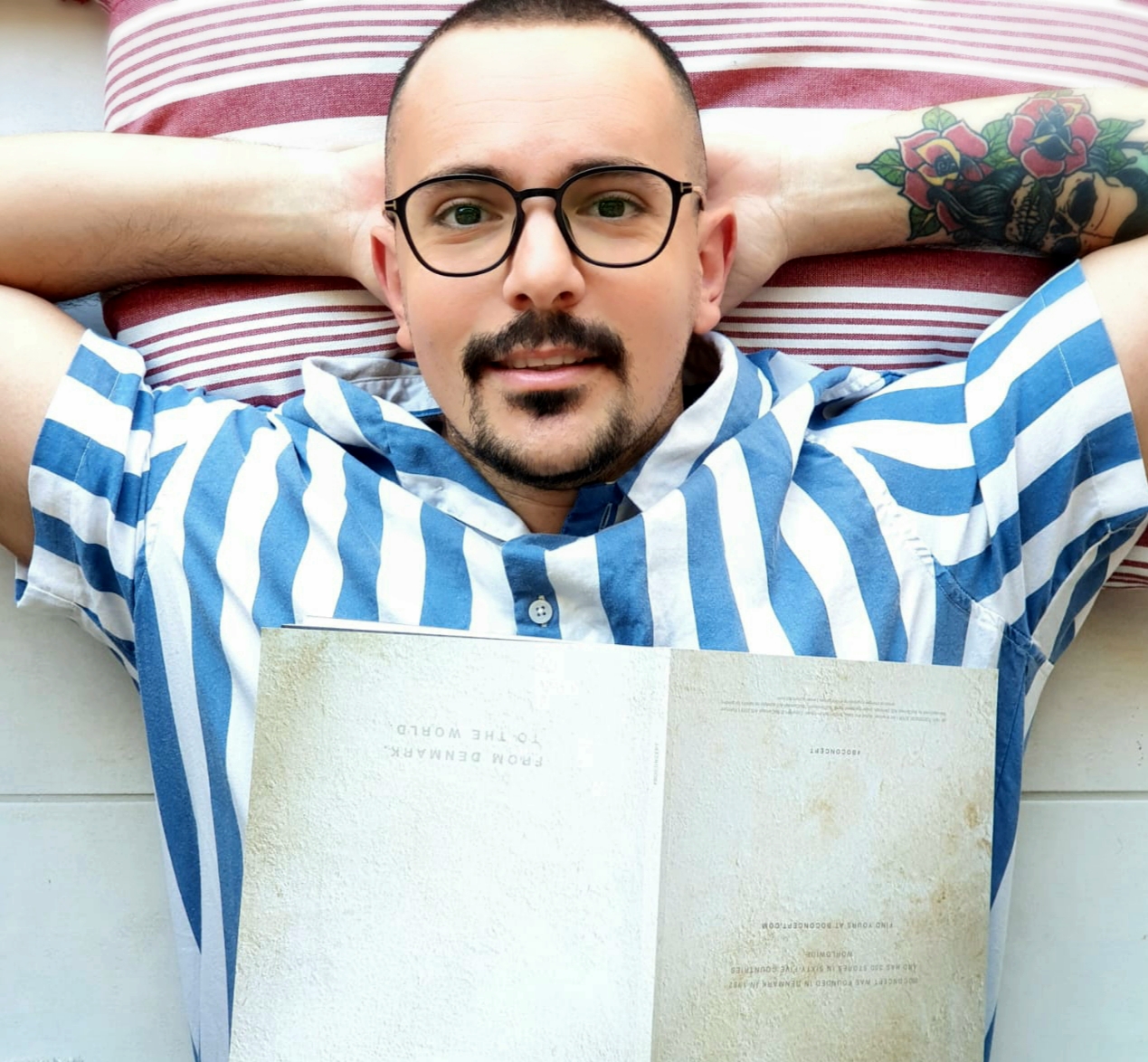 Ο Άλεξ Οικονομόμου "παίζει"…Βowling και κυκλοφορεί τραγούδι εν μέσω καραντίνας